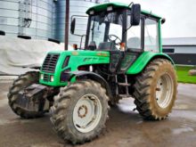 Belarus tractor met verende zadel