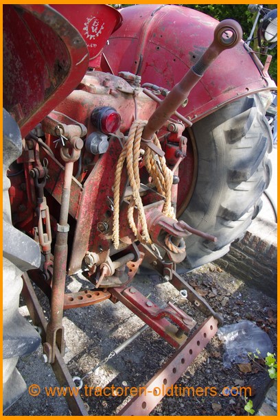 Bolinder-Munktell 350 tractor met verende zadel
